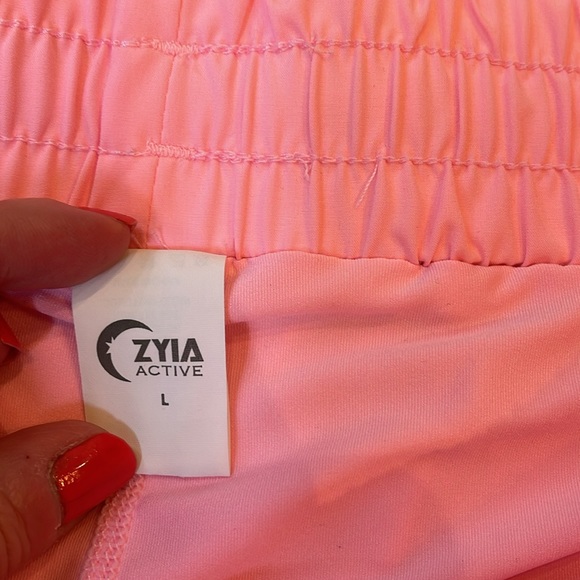 Women’s large Zyia active shorts in pink - Picture 2 of 6